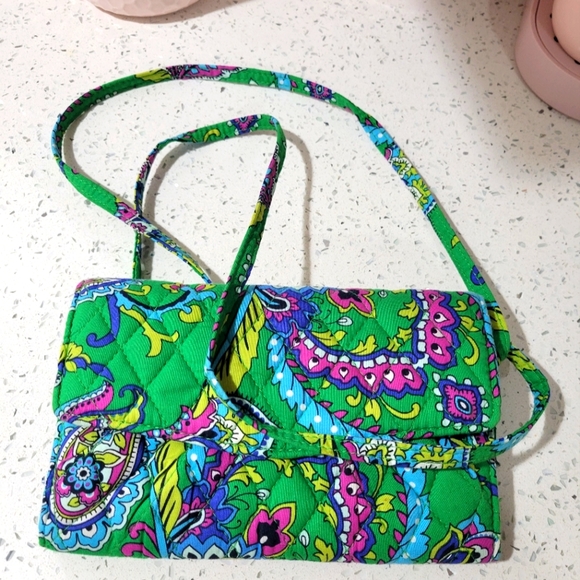 Vera Bradley Handbags - NWOT Vera Bradley Green floral design crossbody wallet Removable strap